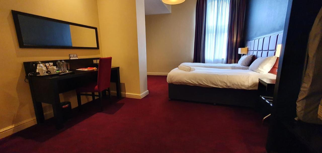 The John Francis Basset Wetherspoon Hotell Camborne Exteriör bild